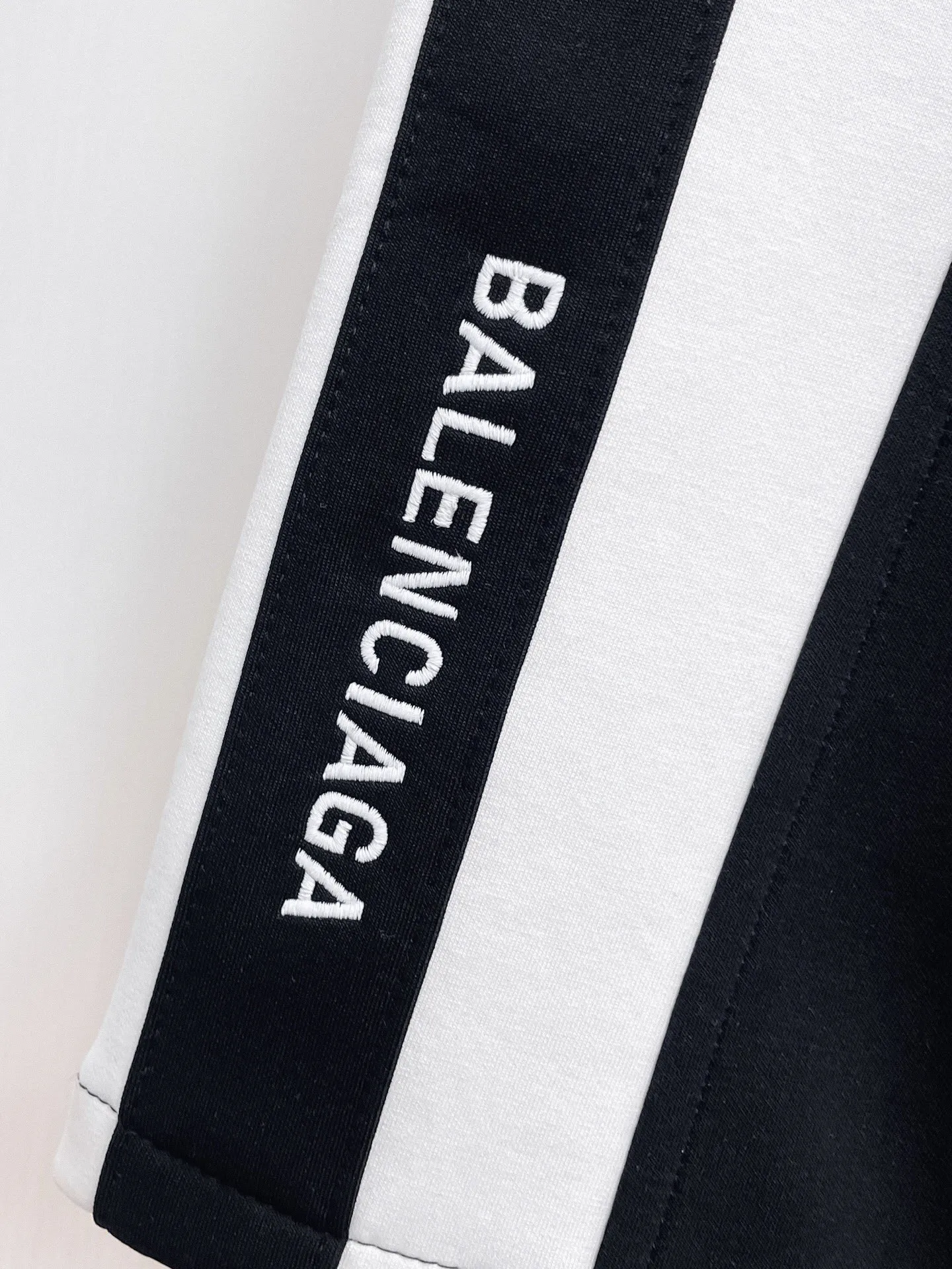 Balenciaga's three-standard complete 2026 summer New Arrival men's casual shorts, advanced custom-made Breathable fabric, Breathable fabric, extremely stretchy and comfortable, impeccable details, top-grade accessories, original logo design concept, delicate and soft feel! The upper body fit is awesome! Size: M-XXXL Please state your height and weight when ordering